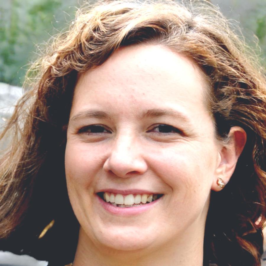 Retrato profesional de asesora presupuestaria